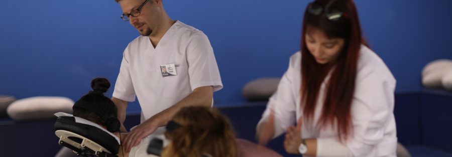 Ofiste sandalye masajı uygulayan Mobil Masaj terapistleri